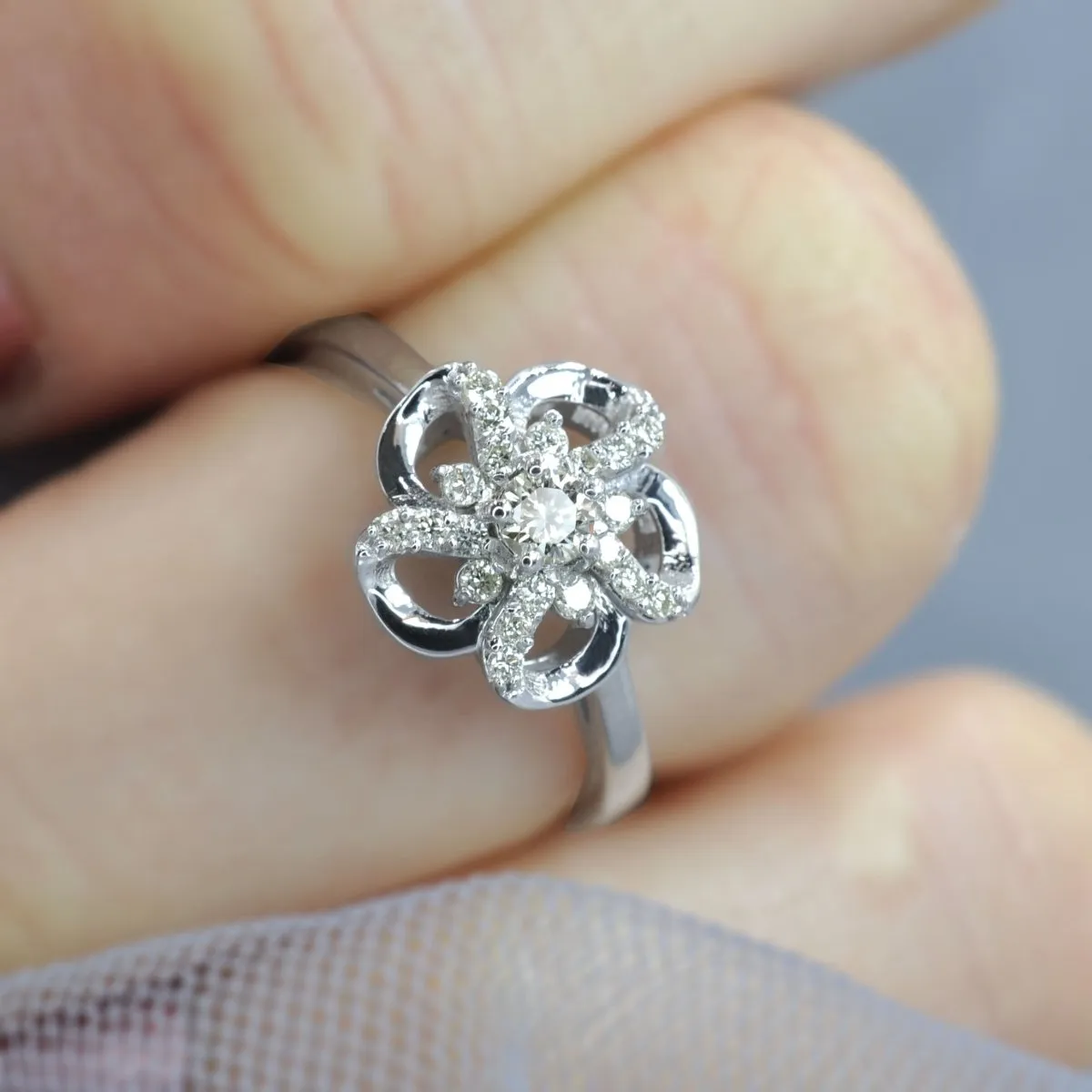 0.30 CT Round Cut Diamonds - Fashion Ring